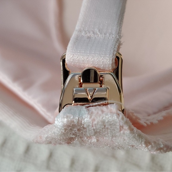 Victorias Secret Supersoft Body
Maternity Nursing Wireless lace bra - Picture 8 of 11